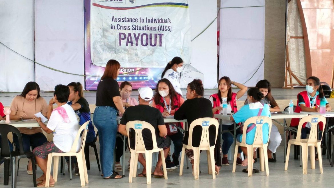 Pamahalaang lokal ng Daet nagkaloob ng pinansyal na tulong mula sa AICS para sa mga mangingisda